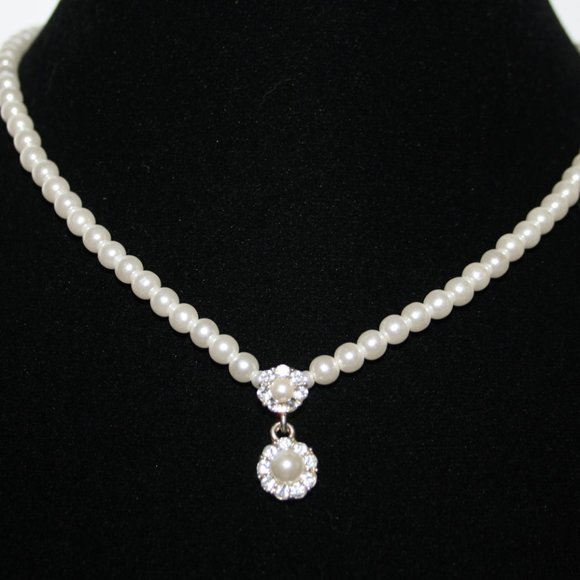 Beautiful pearl and rhinestone flower necklace 16"